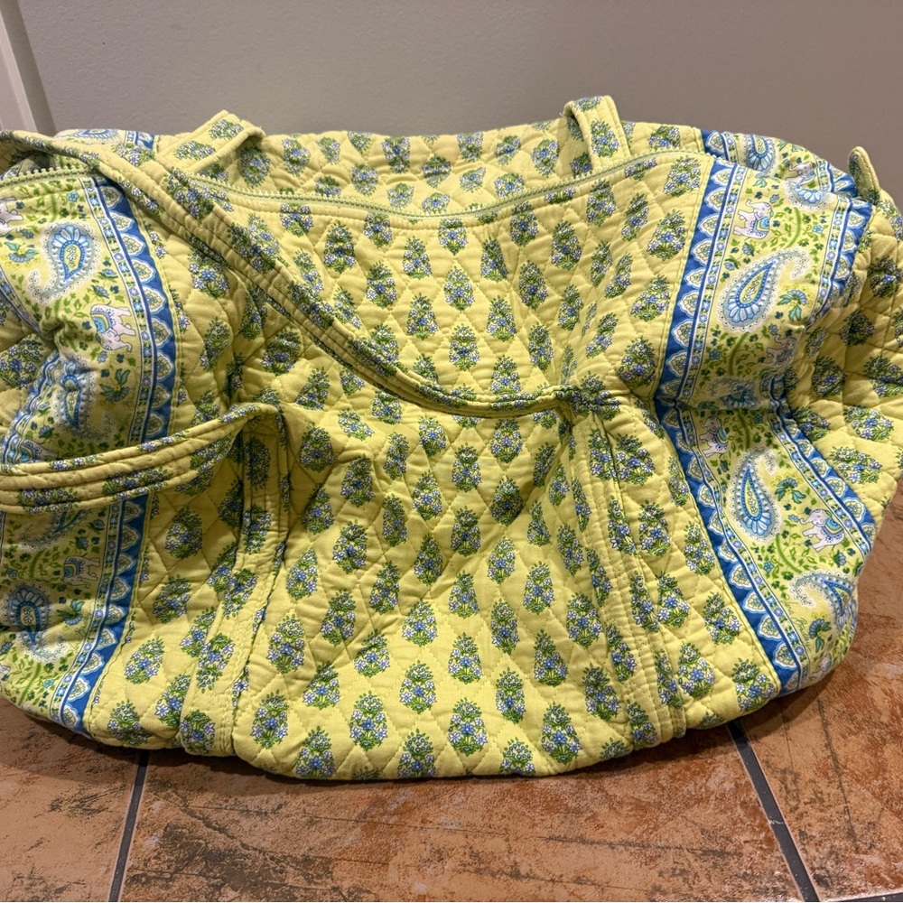 VERA BRADLEY 💚🐘 Large duffle- citrus Elephant print